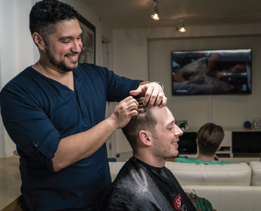 man getting stylied from shortcut on demand hair stylist